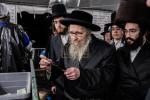 כ"ק אדמו"ר מסאטמאר שליט"א ביים מקיים זיין מנהג כפרות ערב יום הקדוש פארטאגס ביים נייעם סאטמאר פלייש לאקאציע אין קרית יואל