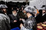 כ"ק אדמו"ר מסאטמאר שליט"א ביים מקיים זיין מנהג כפרות ערב יום הקדוש פארטאגס ביים נייעם סאטמאר פלייש לאקאציע אין קרית יואל
