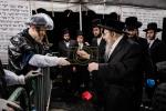 כ"ק אדמו"ר מסאטמאר שליט"א ביים מקיים זיין מנהג כפרות ערב יום הקדוש פארטאגס ביים נייעם סאטמאר פלייש לאקאציע אין קרית יואל