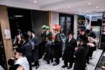 כ"ק אדמו"ר מסאטמאר שליט"א ביים מקיים זיין מנהג כפרות ערב יום הקדוש פארטאגס ביים נייעם סאטמאר פלייש לאקאציע אין קרית יואל