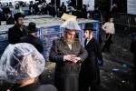 כ"ק אדמו"ר מסאטמאר שליט"א ביים מקיים זיין מנהג כפרות ערב יום הקדוש פארטאגס ביים נייעם סאטמאר פלייש לאקאציע אין קרית יואל
