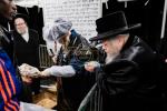 כ"ק אדמו"ר מסאטמאר שליט"א ביים מקיים זיין מנהג כפרות ערב יום הקדוש פארטאגס ביים נייעם סאטמאר פלייש לאקאציע אין קרית יואל