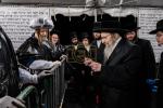 כ"ק אדמו"ר מסאטמאר שליט"א ביים מקיים זיין מנהג כפרות ערב יום הקדוש פארטאגס ביים נייעם סאטמאר פלייש לאקאציע אין קרית יואל