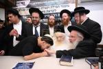 מעמד ברכת הילדים במעונו פון הגה"צ רבי משה שטערנבוך שליט"א בכניסת יום הקדוש