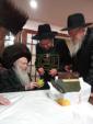 כ"ק אדמו"ר מבית מרדכי שליט"א ביים אויסוועלן א שיינע אתרוג פאר יום טוב