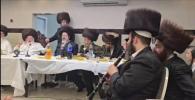 כ"ק אדמו"ר מספינקא בני ברק שליט"א לערהט אויס פאר'ן קלארינעט שפילער דען ניגון "כל מקדש" ביים טיש מוצאי יום כיפור