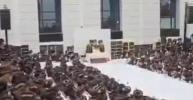 כ"ק אדמו"ר מסאטמאר שליט"א ביי די טיש מוצאי יום כיפור אין קרית יואל.