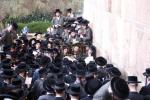 כ"ק אדמו"ר מתולדות אהרן שליט"א ביי אמירת סליחות אחרונות ערב יום הקדוש ביים מערת המכפילה