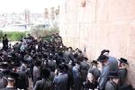 כ"ק אדמו"ר מתולדות אהרן שליט"א ביי אמירת סליחות אחרונות ערב יום הקדוש ביים מערת המכפילה