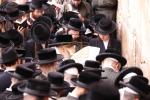 כ"ק אדמו"ר מתולדות אהרן שליט"א ביי אמירת סליחות אחרונות ערב יום הקדוש ביים מערת המכפילה