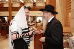 מאסן אידן האבן איבערגעפילט די שולן און צענטראלע בתי מדרשים אין מאסקווע, די הויפטשטאט פון רוסלאנד, צו מיטהאלטן די געהויבענע תפילות פונעם הייליגן יום כיפור ברוב עם הדרת מלך.