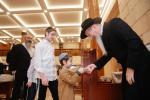 מאסן אידן האבן איבערגעפילט די שולן און צענטראלע בתי מדרשים אין מאסקווע, די הויפטשטאט פון רוסלאנד, צו מיטהאלטן די געהויבענע תפילות פונעם הייליגן יום כיפור ברוב עם הדרת מלך.