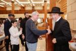 מאסן אידן האבן איבערגעפילט די שולן און צענטראלע בתי מדרשים אין מאסקווע, די הויפטשטאט פון רוסלאנד, צו מיטהאלטן די געהויבענע תפילות פונעם הייליגן יום כיפור ברוב עם הדרת מלך.