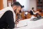 מאסן אידן האבן איבערגעפילט די שולן און צענטראלע בתי מדרשים אין מאסקווע, די הויפטשטאט פון רוסלאנד, צו מיטהאלטן די געהויבענע תפילות פונעם הייליגן יום כיפור ברוב עם הדרת מלך.