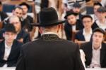 מאסן אידן האבן איבערגעפילט די שולן און צענטראלע בתי מדרשים אין מאסקווע, די הויפטשטאט פון רוסלאנד, צו מיטהאלטן די געהויבענע תפילות פונעם הייליגן יום כיפור ברוב עם הדרת מלך.