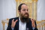 מאסן אידן האבן איבערגעפילט די שולן און צענטראלע בתי מדרשים אין מאסקווע, די הויפטשטאט פון רוסלאנד, צו מיטהאלטן די געהויבענע תפילות פונעם הייליגן יום כיפור ברוב עם הדרת מלך.