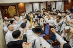 מאסן אידן האבן איבערגעפילט די שולן און צענטראלע בתי מדרשים אין מאסקווע, די הויפטשטאט פון רוסלאנד, צו מיטהאלטן די געהויבענע תפילות פונעם הייליגן יום כיפור ברוב עם הדרת מלך.