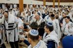 מאסן אידן האבן איבערגעפילט די שולן און צענטראלע בתי מדרשים אין מאסקווע, די הויפטשטאט פון רוסלאנד, צו מיטהאלטן די געהויבענע תפילות פונעם הייליגן יום כיפור ברוב עם הדרת מלך.