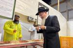 מאסן אידן האבן איבערגעפילט די שולן און צענטראלע בתי מדרשים אין מאסקווע, די הויפטשטאט פון רוסלאנד, צו מיטהאלטן די געהויבענע תפילות פונעם הייליגן יום כיפור ברוב עם הדרת מלך.