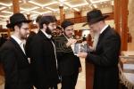מאסן אידן האבן איבערגעפילט די שולן און צענטראלע בתי מדרשים אין מאסקווע, די הויפטשטאט פון רוסלאנד, צו מיטהאלטן די געהויבענע תפילות פונעם הייליגן יום כיפור ברוב עם הדרת מלך.