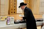 מאסן אידן האבן איבערגעפילט די שולן און צענטראלע בתי מדרשים אין מאסקווע, די הויפטשטאט פון רוסלאנד, צו מיטהאלטן די געהויבענע תפילות פונעם הייליגן יום כיפור ברוב עם הדרת מלך.