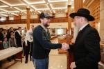 מאסן אידן האבן איבערגעפילט די שולן און צענטראלע בתי מדרשים אין מאסקווע, די הויפטשטאט פון רוסלאנד, צו מיטהאלטן די געהויבענע תפילות פונעם הייליגן יום כיפור ברוב עם הדרת מלך.