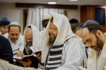 מאסן אידן האבן איבערגעפילט די שולן און צענטראלע בתי מדרשים אין מאסקווע, די הויפטשטאט פון רוסלאנד, צו מיטהאלטן די געהויבענע תפילות פונעם הייליגן יום כיפור ברוב עם הדרת מלך.