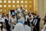 מאסן אידן האבן איבערגעפילט די שולן און צענטראלע בתי מדרשים אין מאסקווע, די הויפטשטאט פון רוסלאנד, צו מיטהאלטן די געהויבענע תפילות פונעם הייליגן יום כיפור ברוב עם הדרת מלך.
