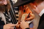 מאסן אידן האבן איבערגעפילט די שולן און צענטראלע בתי מדרשים אין מאסקווע, די הויפטשטאט פון רוסלאנד, צו מיטהאלטן די געהויבענע תפילות פונעם הייליגן יום כיפור ברוב עם הדרת מלך.