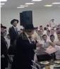 Main image for פארכאפט קיין ברסלב: מאגנאטן ציער און תורה פאבריקאנט ר"י עטרת שלמה הרב שלום בער סאראצקין מוצאי יום טוב ביים טאנצן מיט די תלמידים די ברסלב'ער הימנע נאכן זיך אומקערן פון א דערהויבענע ראש השנה אין אומאן.