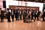 שמחת בית השואבה: עזר מציון ברענגט צוזאמען משפחות און וואלונטירן אין ירושלים