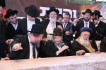 שמחת בית השואבה: עזר מציון ברענגט צוזאמען משפחות און וואלונטירן אין ירושלים
