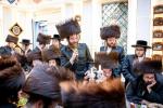 מסיבת לחיים חול המועד סוכות אין די סוכה פון הרבני הנגיד ר' יצחק ראבינאוויטש הי"ו לכבוד מנדב זיין דעם נייעם שמחה זאל בביתו נאוה קודש אולם שרה לאה