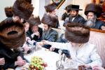 מסיבת לחיים חול המועד סוכות אין די סוכה פון הרבני הנגיד ר' יצחק ראבינאוויטש הי"ו לכבוד מנדב זיין דעם נייעם שמחה זאל בביתו נאוה קודש אולם שרה לאה