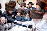 מסיבת לחיים חול המועד סוכות אין די סוכה פון הרבני הנגיד ר' יצחק ראבינאוויטש הי"ו לכבוד מנדב זיין דעם נייעם שמחה זאל בביתו נאוה קודש אולם שרה לאה