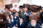 מסיבת לחיים חול המועד סוכות אין די סוכה פון הרבני הנגיד ר' יצחק ראבינאוויטש הי"ו לכבוד מנדב זיין דעם נייעם שמחה זאל בביתו נאוה קודש אולם שרה לאה