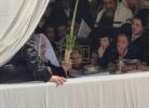 כ"ק אדמו"ר מוויזניץ שליט"א ביים מאכן די נענועים אין זיין פריוואטער סוכה