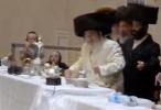Main image for כ"ק אדמו"ר מוויזניץ שליט"א אין א פייערדיגן טאנץ ביים נעילת החג טיש