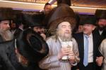 פילאַנטראָפּישע "מיליאָן דאָלאַר" נדבה אדירה פאר "קרן הצלה" דורך הטפסר המרומם ר' בנימין פיליפּסאָן הי"ו איבערגעגעבן ליד פּאר הדור הגאון הצדיק רבי יעקב מאיר שעכטער שליט"א