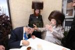 פילאַנטראָפּישע "מיליאָן דאָלאַר" נדבה אדירה פאר "קרן הצלה" דורך הטפסר המרומם ר' בנימין פיליפּסאָן הי"ו איבערגעגעבן ליד פּאר הדור הגאון הצדיק רבי יעקב מאיר שעכטער שליט"א