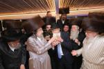 פילאַנטראָפּישע "מיליאָן דאָלאַר" נדבה אדירה פאר "קרן הצלה" דורך הטפסר המרומם ר' בנימין פיליפּסאָן הי"ו איבערגעגעבן ליד פּאר הדור הגאון הצדיק רבי יעקב מאיר שעכטער שליט"א