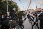 פאליציי נוצט שטעקענעס קעגן פראטעסטירער ביי א הפגנה אין ירושלים