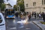 ווידעא: דריי ארעסטירט געווארן ביי א פאליציי אפעראציע אין מאה שערים