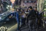 ווידעא: דריי ארעסטירט געווארן ביי א פאליציי אפעראציע אין מאה שערים