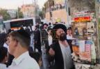 Main image for א פראטעסטירער מיט צעריסענע קליידער דורך ברוטאלע פאליציאנטן אין הייליגע מאמענטן ביים דאווענען מנחה פארן עמוד נאך שטורמישע הפגנות קעגן די גזירת הגיוס.