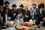 בשלמה של מלכות: ניו יארק סיטי מעיאר 'זאהראן מאדאני' ווערט אויפגענומען דורך ראשי ועסקני הקהילות אינעם פראכטפולן סוכה פון הרה"צ המשפיע ר' שלום לאנדא שליט"א