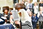 הושענא צדיק מושיעו: הושענא רבה און הקפות שניות ביי כ"ק מקרעטשניף ירושלים שליט"א