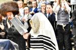 הושענא צדיק מושיעו: הושענא רבה און הקפות שניות ביי כ"ק מקרעטשניף ירושלים שליט"א