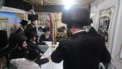 "זה השער לה'": קביעת מזוזה ביי דער נייעם דירה פון הנגיד ר' אלימלך בעק הי"ו, בראשות כ"ק מרן ראש ישיבת סאטמאר בני ברק שליט"א