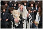Main image for אין שמחה כתורה: ווידיא פון הקפות שניות אין סאטמאר בני ברק